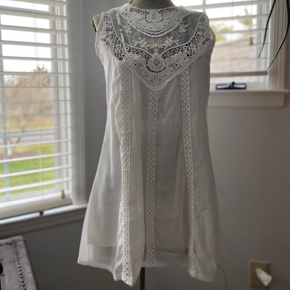 NWT Lovely Off White Embroidered Sleeveless Top M - Picture 2 of 16